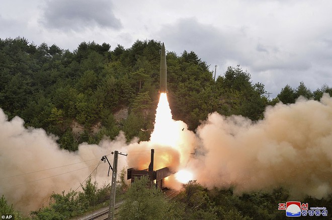 Khoảnh khắc tên lửa đạn đạo Triều Tiên lần đầu rời bệ phóng trên tàu hỏa - Ảnh 2.