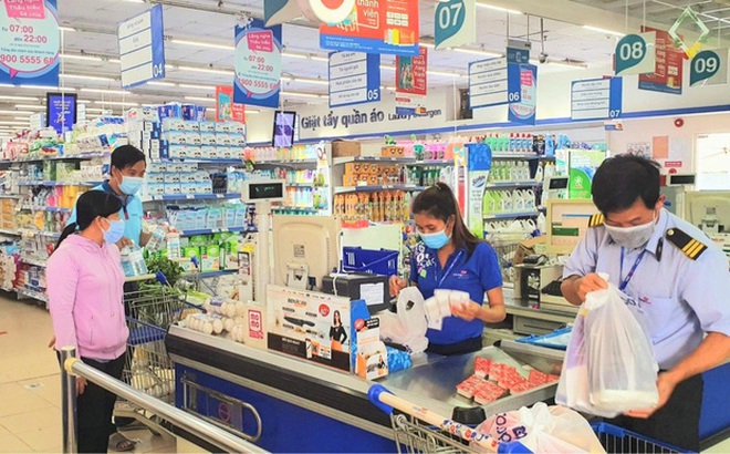 Siêu thị Co.opmart Huỳnh Tấn Phát đón những khách hàng đầu tiên trong sáng 16-9. Ảnh: HỒNG CHÂU