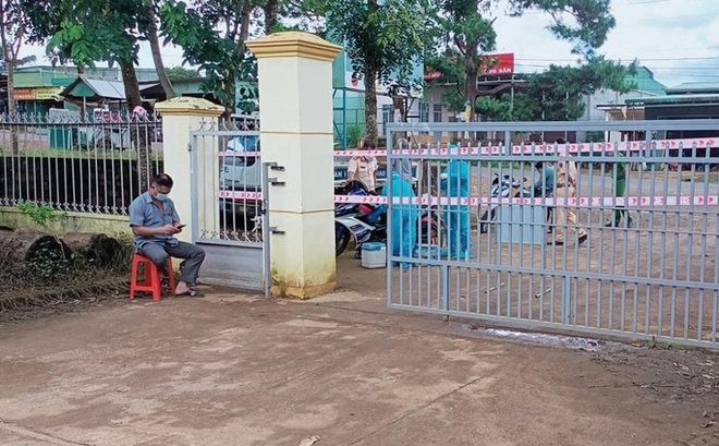 Cổng trụ sở Công an xã Quảng Sơn được phong tỏa để phòng chống dịch bệnh Covid-19. Ảnh D.P