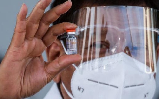 Tổng thống Philippines Rodrigo Duterte cầm một lọ vắc in CoronaVac của Sinovac Biotech vào tháng 2.

Ảnh: Reuters