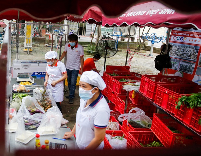 Độc đáo đi chợ theo kiểu chọn menu nhà hàng tại ổ dịch vừa dỡ bỏ cách ly - Ảnh 3.