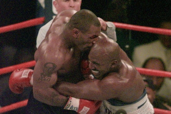 Đêm điên rồ của Mike Tyson trước ngày cắn tai Evander Holyfield và nét hoang dại trong con người Tay đấm thép - Ảnh 3.