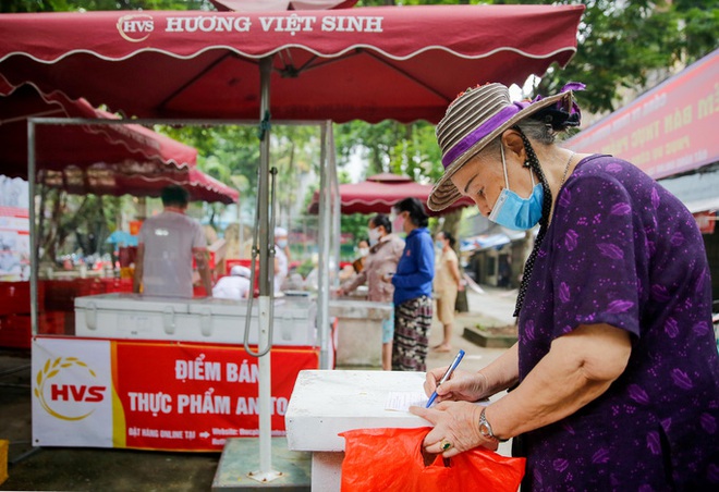 Độc đáo đi chợ theo kiểu chọn menu nhà hàng tại ổ dịch vừa dỡ bỏ cách ly - Ảnh 6.