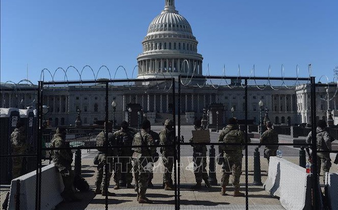 Lực lượng phòng vệ Quốc gia Mỹ tuần tra bên ngoài Tòa nhà Quốc hội ở Capitol Hill, Washington DC., ngày 5/3/2021. Ảnh: AFP/TTXVN