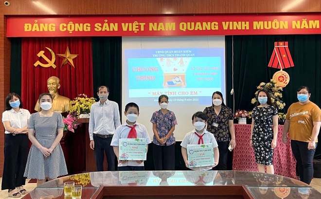 Ngành Giáo dục quận Hoàn Kiếm trao máy tính bảng cho học sinh có hoàn cảnh khó khăn để các em học trực tuyến hiệu quả.
