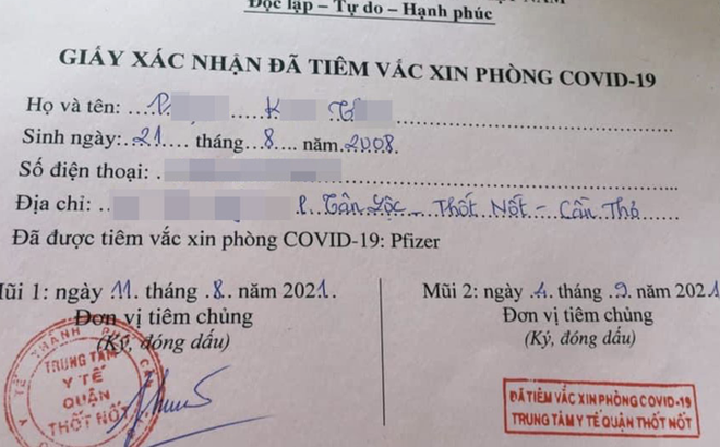 Tờ giấy xác nhận tiêm vắc xin của cháu bé 13 tuổi. Ảnh: Tiền phong