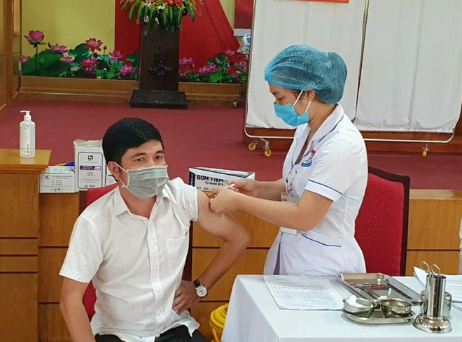 CDC Quảng Bình nói gì về nữ giáo viên tiêm 2 mũi vắc xin Covid-19 cùng lúc, muốn tiêm 4 mũi liên tục? - Ảnh 2.