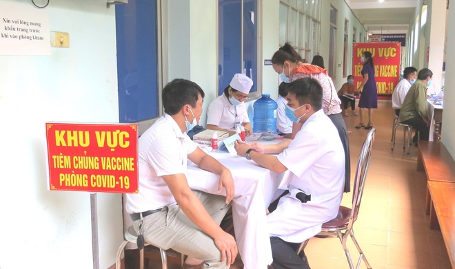 CDC Quảng Bình nói gì về nữ giáo viên tiêm 2 mũi vắc xin Covid-19 cùng lúc, muốn tiêm 4 mũi liên tục? - Ảnh 1.