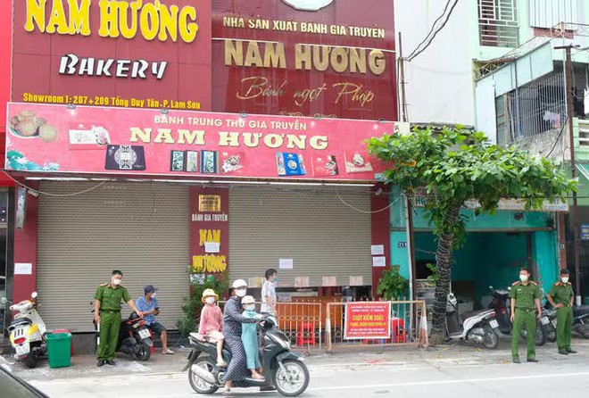 Công an đưa hàng rào tới phong tỏa tiệm bánh trung thu vì quá đông người chen chúc mua bánh - Ảnh 1.