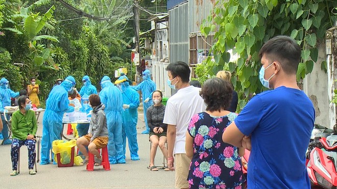 Cô giáo ở Quảng Bình nói gì về thông tin định tiêm luôn 4 mũi vắc xin Covid-19?. Việt Nam thêm 10.040 ca mắc - Ảnh 1.