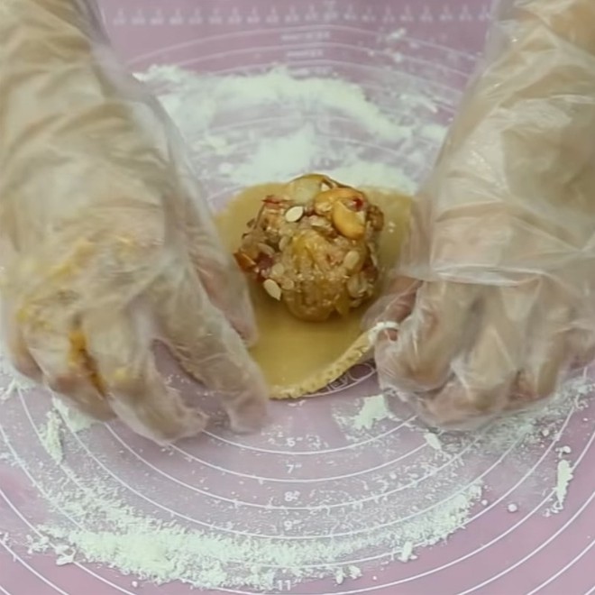 Cách làm bánh Trung thu nhân thập cẩm chuẩn vị truyền thống - Ảnh 4.
