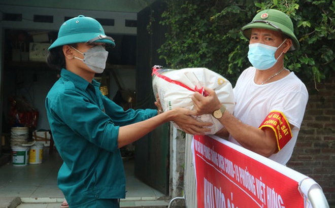 Cơ quan chức năng phong tỏa ngõ 22 Kim Quan, phường Việt Hưng, quận Long Biên đảm bảo cung cấp nhu yếu phẩm cho người dân