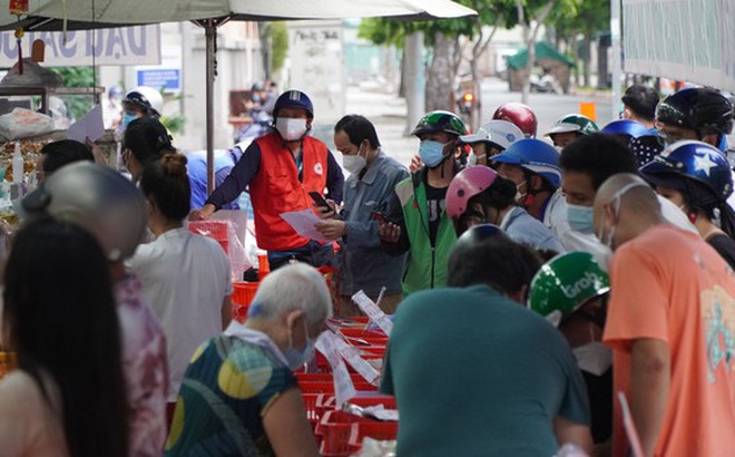 Người dân tập trung đông chờ mua bánh Trung thu ở cửa hàng tại quận 1 hôm 16/9. Ảnh: Chí Thạch/Sài Gòn giải phóng
