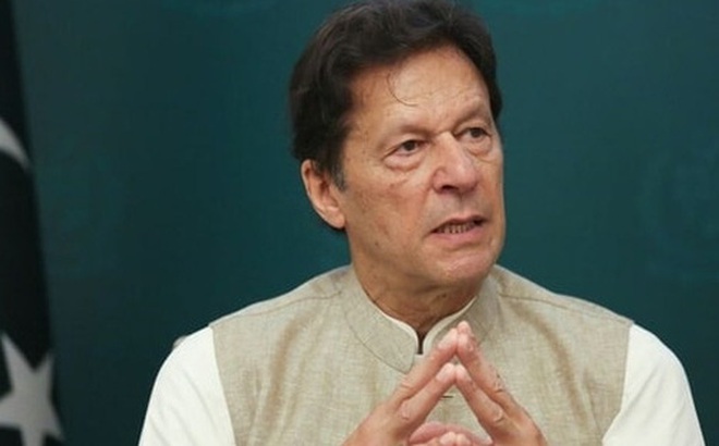 Thủ tướng Pakistan Imran Khan khó chịu trước cáo buộc Pakistan tạo điều kiện cho Taliban. Ảnh: Reuters