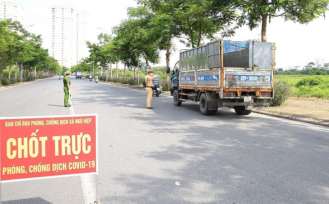 Người dân Thủ đô siết chặt tay nhau trong thời điểm lửa thử vàng - Ảnh 2.