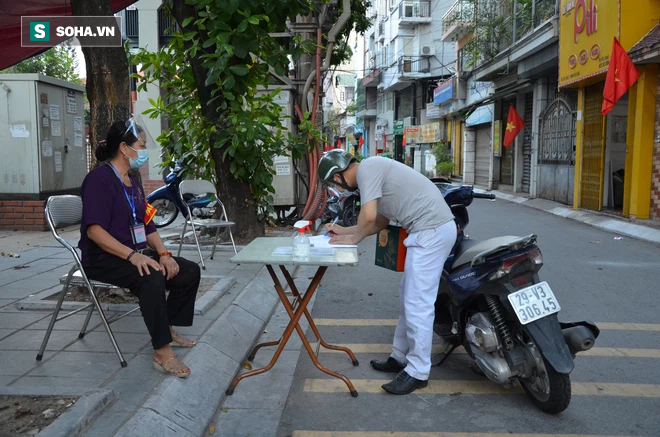 [ẢNH] Đội tình nguyện các bác U70 gác chốt bảo vệ vùng xanh ở Hà Nội  - Ảnh 4.