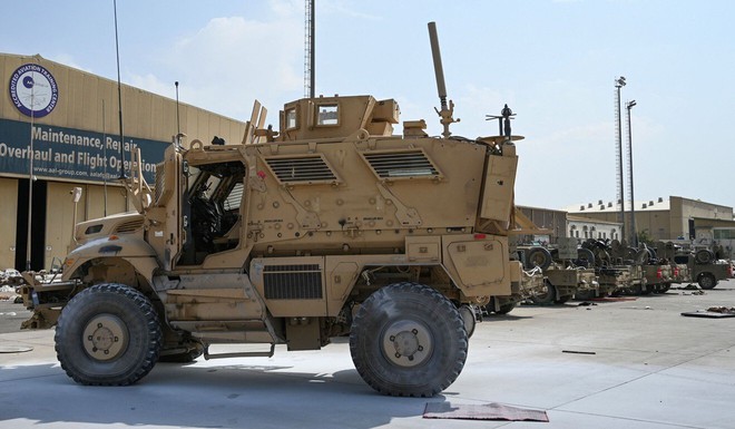 Tại sao Mỹ bỏ lại thiết bị quân sự trị giá hàng triệu USD ở Kabul? - Ảnh 1.
