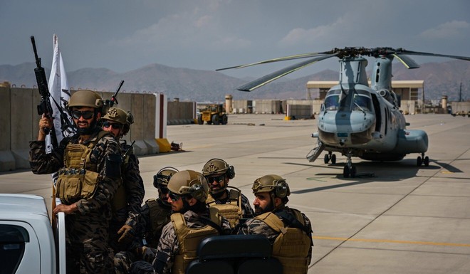 Tại sao Mỹ bỏ lại thiết bị quân sự trị giá hàng triệu USD ở Kabul? - Ảnh 2.