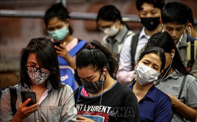 Người dân đeo khẩu trang phòng COVID-19 tại Bangkok, Thái Lan. Ảnh tư liệu: AFP/TTXVN