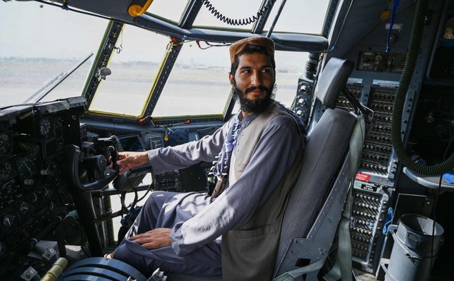 Một chiến binh Taliban ngồi trong buồng lái của máy bay Không quân Afghanistan sau khi Mỹ rút quân khỏi nước này. Ảnh: AFP