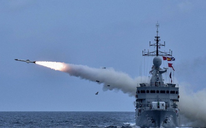 Tàu Hải quân Hoàng gia Malaysia bắn tên lửa trong cuộc tập trận ở biển Đông vào ngày 12-8. Ảnh: Bernama