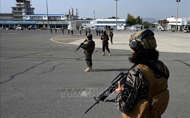 Lực lượng đặc nhiệm Badri của Taliban được triển khai tại sân bay ở Kabul, Afghanistan, ngày 31/8/2021. Ảnh: AFP/ TTXVN