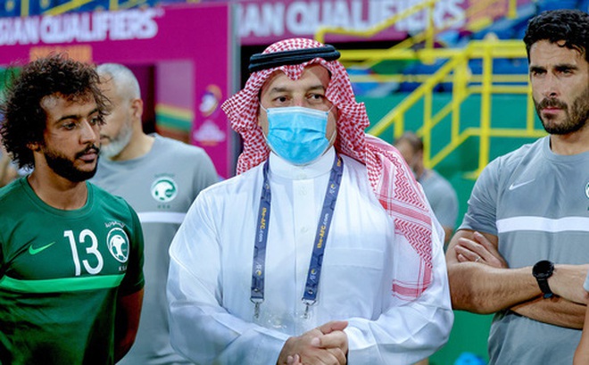 Chủ tịch SAFF Yasser Al-Mishal (áo trắng) gặp gỡ đội tuyển Saudi Arabia ngày 31/8 (Ảnh: SAFF)
