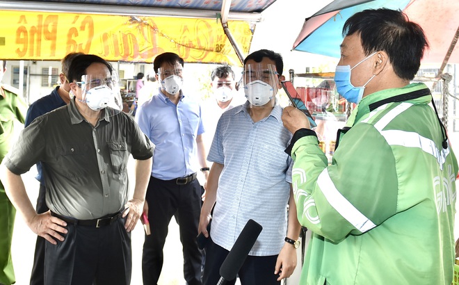 Thủ tướng Phạm Minh Chính kiểm tra hệ thống liên lạc qua đường dây nóng hỗ trợ nhân dân về y tế và an sinh xã hội của TP. HCM cũng như việc vận hành của tổ chức y tế cơ sở vào ngày 26/8. Ảnh: Nhật Bắc.