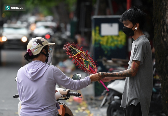 Chốt chặn bốn bề, người dân ở Hàng Mã vẫn vượt rào bán đèn ông sao trước Tết Trung thu - Ảnh 10.