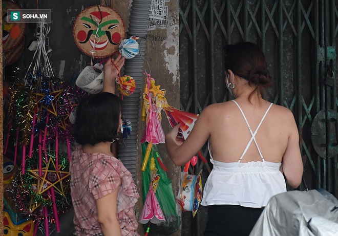 Chốt chặn bốn bề, người dân ở Hàng Mã vẫn vượt rào bán đèn ông sao trước Tết Trung thu - Ảnh 4.