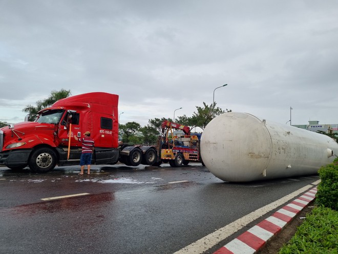 Công an Đà Nẵng đang giải cứu quả bom nóng lật ngang đường - Ảnh 3.