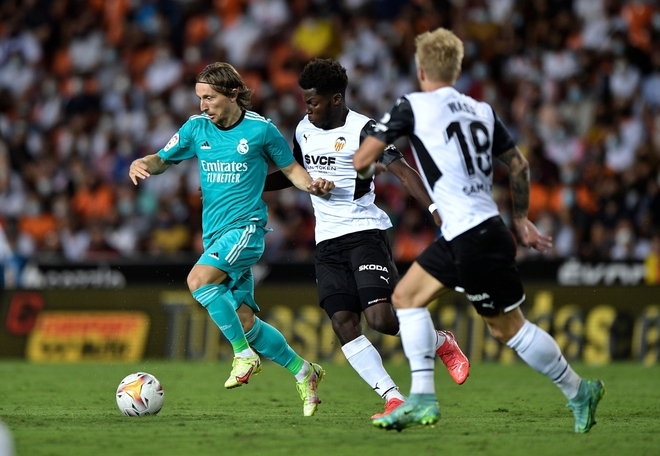 Valencia 1-2 Real Madrid: “Kền kền trắng” và 2 phút điên rồ ở Mestalla - Ảnh 1.