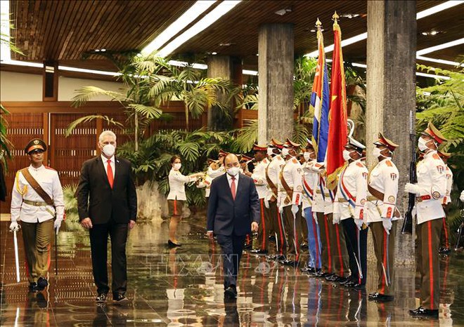 Chủ tịch Cuba Miguel Díaz-Canel chủ trì Lễ đón Chủ tịch nước Nguyễn Xuân Phúc - Ảnh 2.