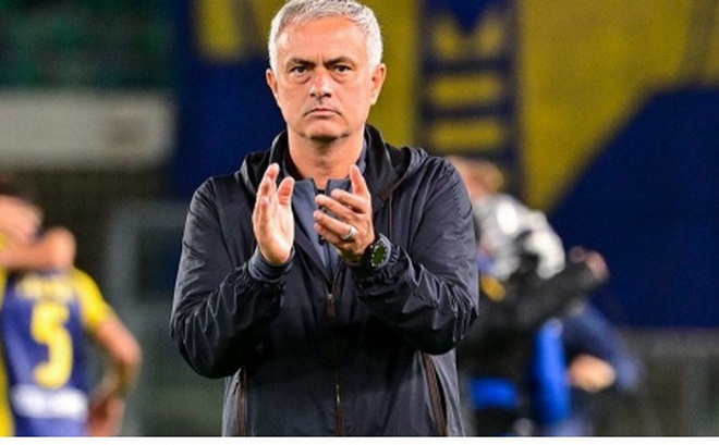 Jose Mourinho nhận thất bại đầu tiên ở Serie A mùa này. (Ảnh: Getty)