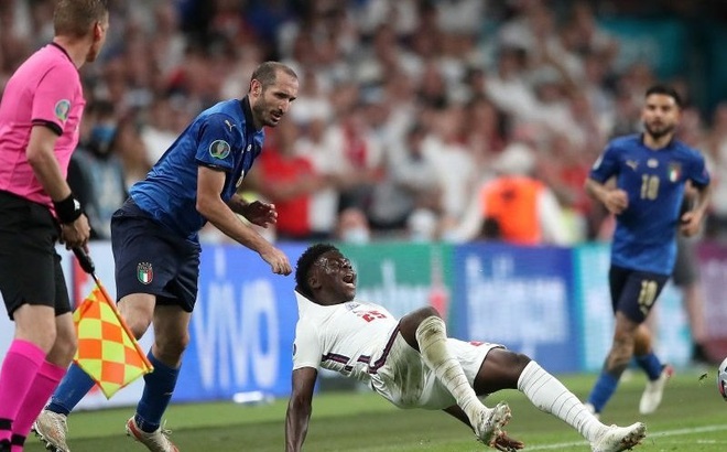 Chiellini kéo ngã Saka ở chung kết Euro 2020. Ảnh: Getty