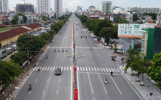 Đường phố Hà Nội vắng vẻ trong những ngày giãn cách xã hội. Ảnh: Việt Hùng