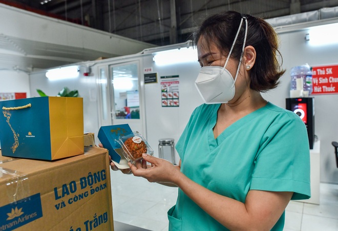 Boeing 787 chở 30.000 bánh trung thu vượt 1.300km, tặng bác sỹ đang căng mình chống dịch - Ảnh 1. Boeing 787 chở 30.000 bánh trung thu vượt 1.300km, tặng bác sỹ đang căng mình chống dịch - Ảnh 1.