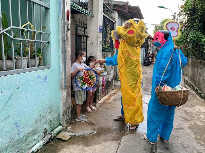 Thầy giáo hóa ông địa giận Cô Vy mang Trung thu đến với trẻ nhỏ ở Đà Nẵng: Hành trình 10 năm của sự yêu thương và chia sẻ - Ảnh 4.