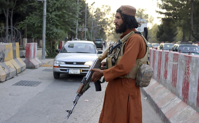 Một chiến binh Taliban đứng gác bên đường phố ở Kabul. Ảnh: AP