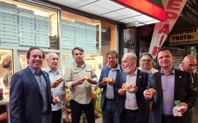 Tổng thống Brazil Jair Bolsonaro cùng các trợ lý ăn pizza trên vỉa hè một con phố gần khách sạn Manhattan, New York đêm 19/9. Ảnh: Instagram/Reuters