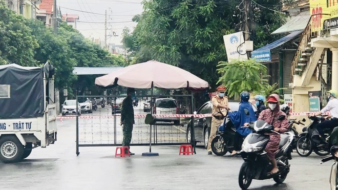 Nóng: Khẩn trương tiêm vắc xin phòng Covid-19 cho phụ nữ mang thai từ 13 tuần. Thợ cắt tóc dương tính, lấy mẫu toàn bộ một khu phố ở Hà Đông - Ảnh 1.