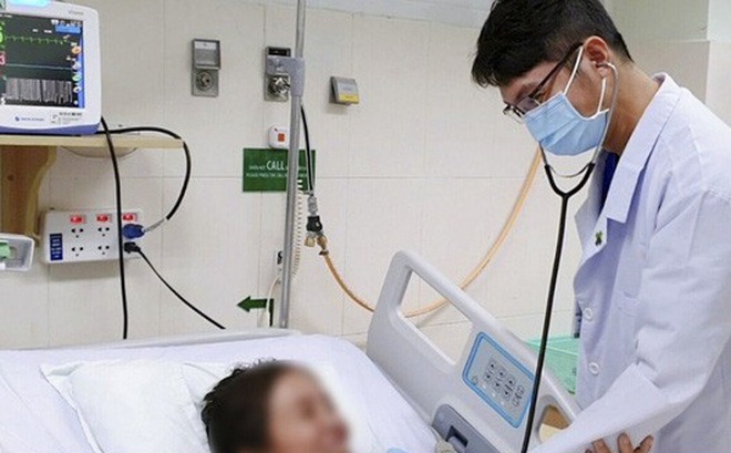 Bác sỹ Bệnh viện Hoàn Mỹ Cửu Long tại Cần Thơ thăm khám cho bệnh nhân (Ảnh: TTXVN)