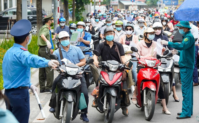 Một chốt kiểm soát dịch bên trong TP Hà Nội - Ảnh: Ngô Nhung