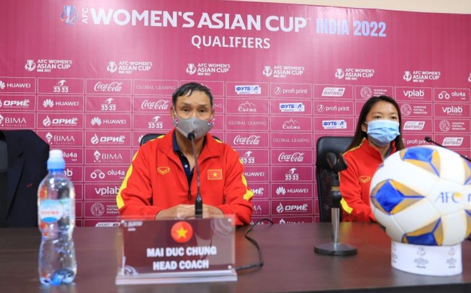 HLV Mai Đức Chung tại buổi họp báo trước thềm vòng loại Asian Cup nữ 2022. (Ảnh: VFF).