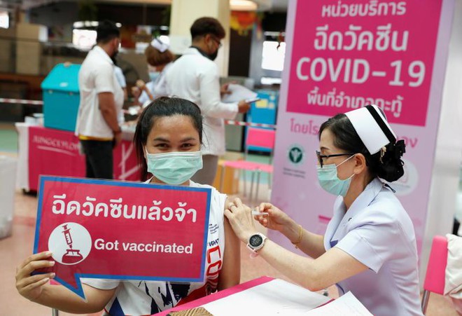 Láng giềng Việt Nam có phát kiến đặc biệt: 1 liều vaccine tiêm được 5 người; Bất ngờ về độ an toàn của vaccine Sinopharm - Ảnh 1.