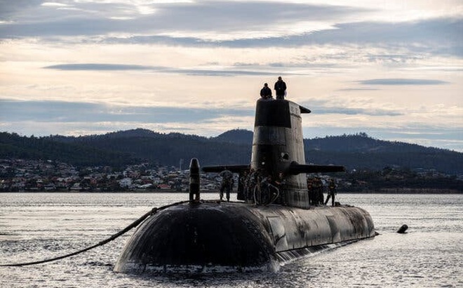Tàu ngầm HMAS Sheean lớp Collins của Australia tới cảng Hobart tháng 4/2021. Ảnh: Bộ Quốc phòng Australia