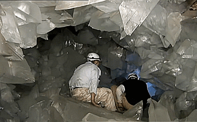 Theo lời báo của những người thợ mỏ, giáo sư Juan Manuel Garcia Ruiz đã tới nơi và phát hiện ra hang động tinh thể thạch anh trắng pha lê. (Ảnh: Kknews)