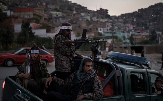 Các thành viên Taliban trên một chiếc xe bán tải ở thủ đô Kabul. Ảnh: AP