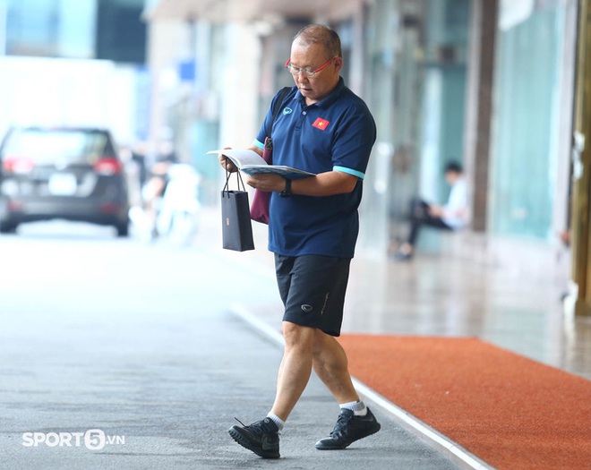 Công Phượng khoe tóc mới, trợ lý Lee Young-jin cho Tấn Tài xem bí mật từ chiếc điện thoại - Ảnh 6.