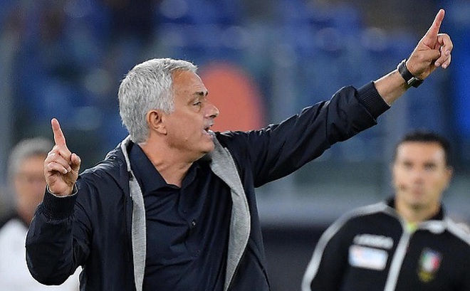 Mourinho tích cực chỉ đạo và đưa Roma trở lại mạch thắng